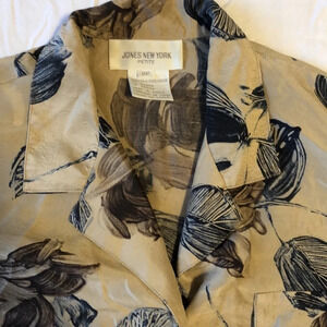 Jones New York raw silk beige floral button  down short sleeve blouse size 8P